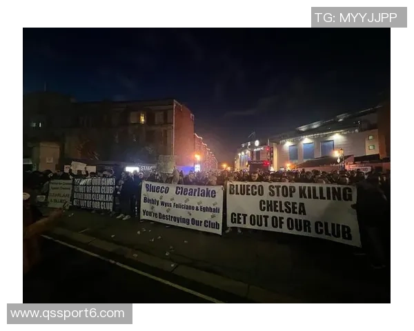 切尔西球迷高呼阿布名字举起BlueCoOut旗帜表达不满情绪